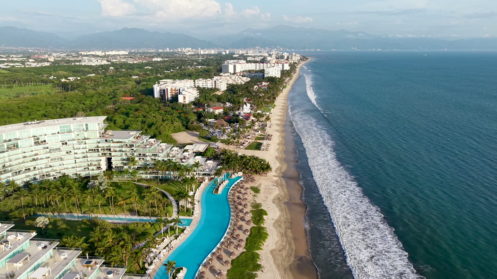 Vista aérea del resort Península sobre la playa de Nuevo Vallarta