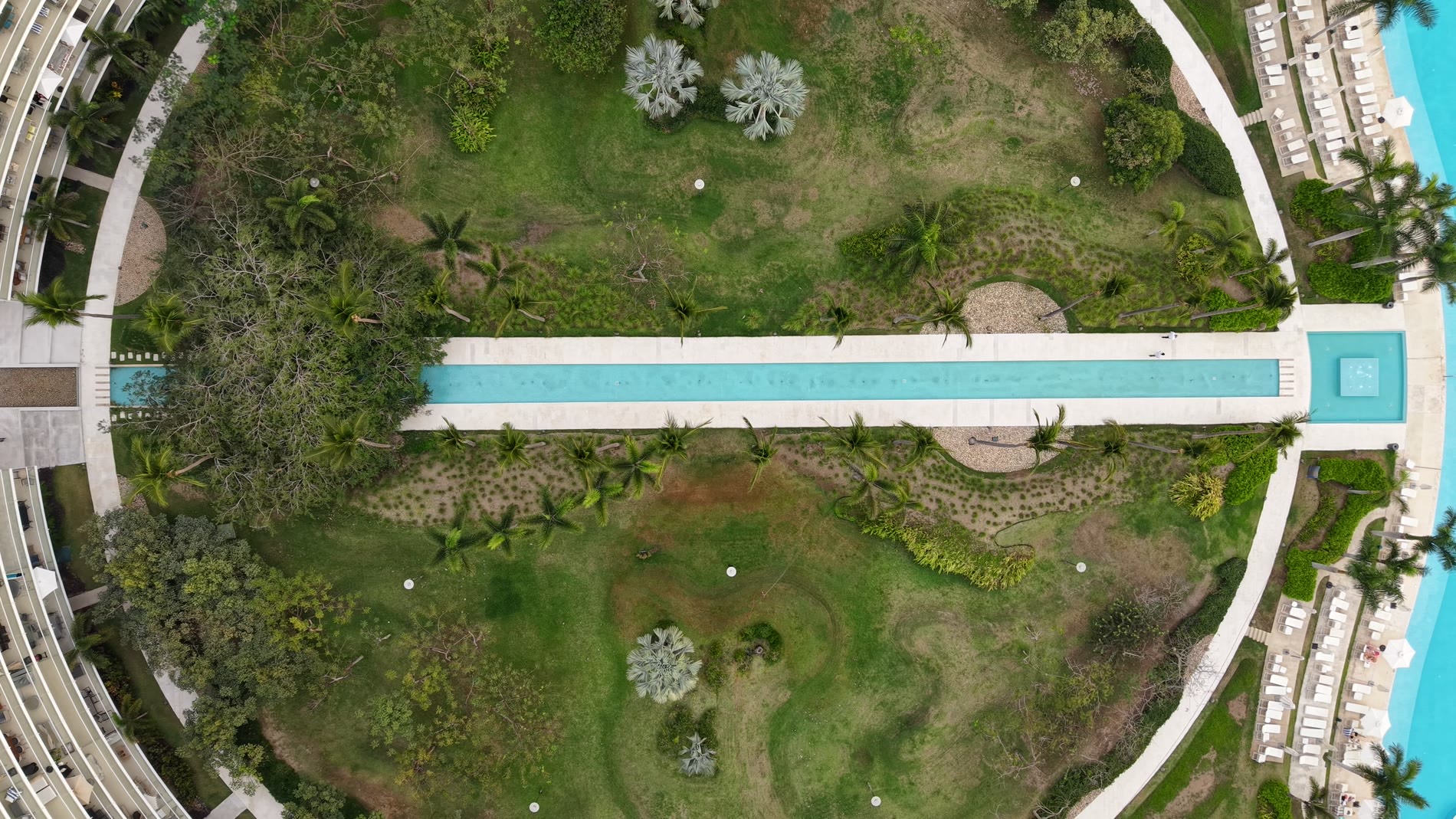 Vista cenital del jardín y el espejo de agua del resort
